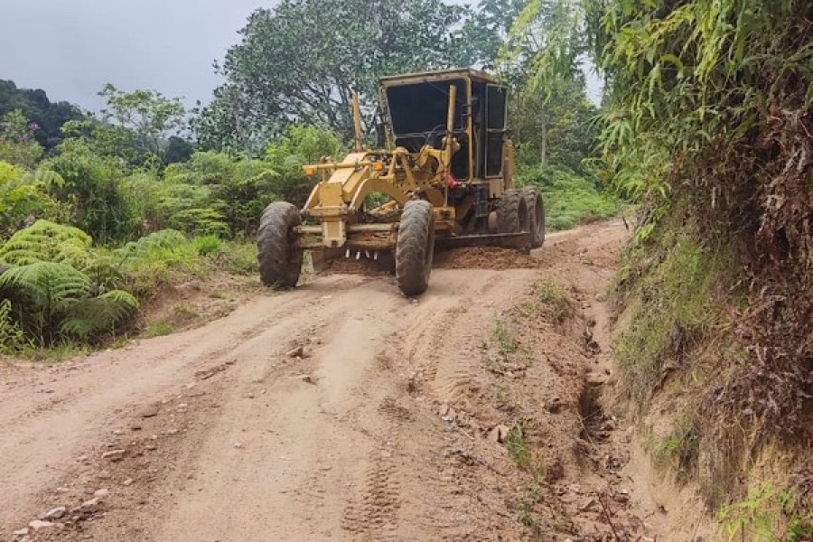 Continúa el mantenimiento de vías afectadas por las lluvias en Huila